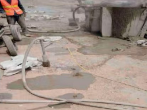 峨蔓镇水泥混凝土路面板底注浆技术 路面脱空注浆整治方案