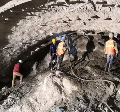 峨蔓镇隧道拱顶带模注浆料，微膨胀注浆料的特点及施工工艺